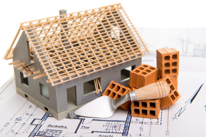 Symbolbild Hausbau: Plan, und Modell eines Hauses