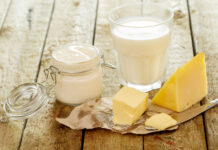 Verschiedene Milchprodukte auf einem Holztisch