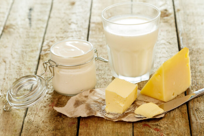 Verschiedene Milchprodukte auf einem Holztisch
