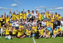 Eine große „Tigers Family“: Gruppenfoto von Mannschaft und Fans
