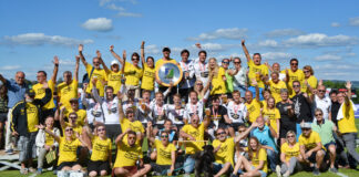 Eine große „Tigers Family“: Gruppenfoto von Mannschaft und Fans
