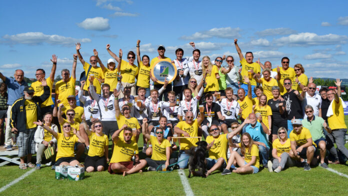 Eine große „Tigers Family“: Gruppenfoto von Mannschaft und Fans