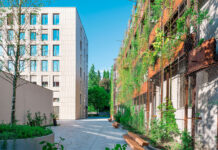 Haus mit Fassadenbegrünung