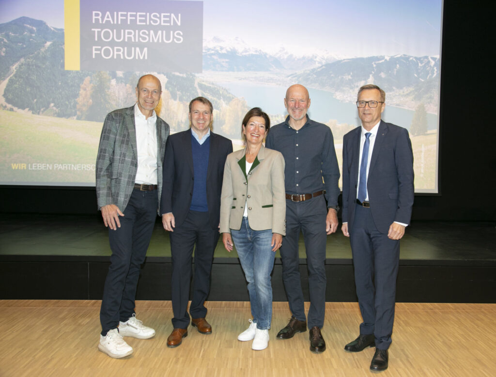 Die Referenten beim ersten „Raiffeisen Salzburg Tourismus Forum“: Dieter Borer (Europa-Park Rust), Tourismusberater Richard Bauer, die beiden Gut-Brandlhof-Eigentümer
Birgit Maier und Alexander Strobl sowie RVS-Generaldirektor Heinz Konrad