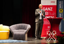 Peter Filzmaier auf der Bühne beim Unternehmerabend der Raiffeisenbank Wels