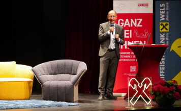 Peter Filzmaier auf der Bühne beim Unternehmerabend der Raiffeisenbank Wels