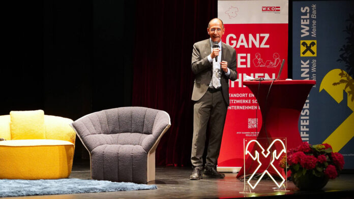 Peter Filzmaier auf der Bühne beim Unternehmerabend der Raiffeisenbank Wels