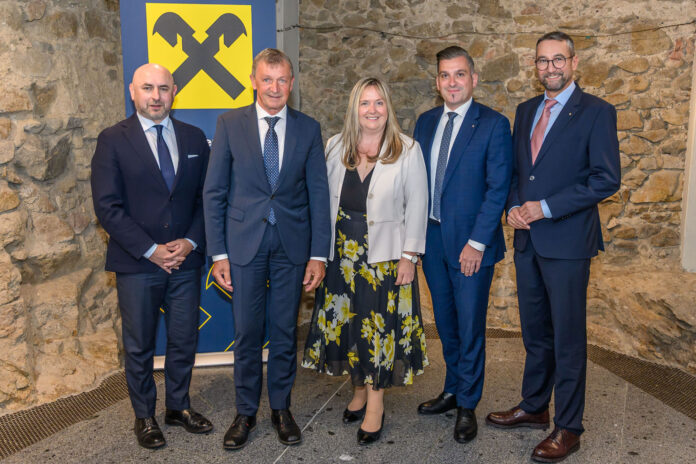 Die Vorstände Wolfgang Mayr, Vorsitzender Matthias Breidt, Karin Wallerstorfer-Rögl und Michael Hamedinger sowie Aufsichtsratsvorsitzender Christoph Danner
