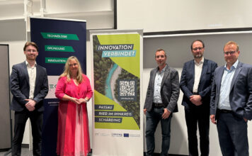Schärding: KI trifft InnRaum³ Gruppenfoto: Julian Zeilinger, Karin Wallerstorfer-Rögl, Matthias Tindorf, Harald Kosch und Christoph Schöndorfer