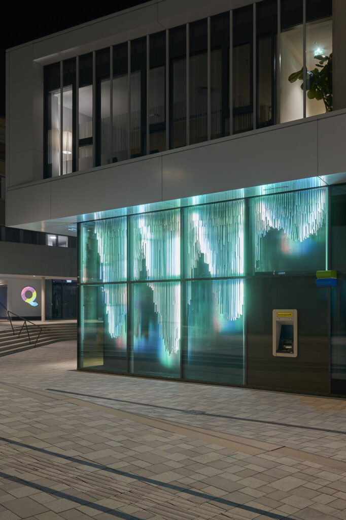 Die „Wave of Reflection“ begleitet die Besucher zur Bank.