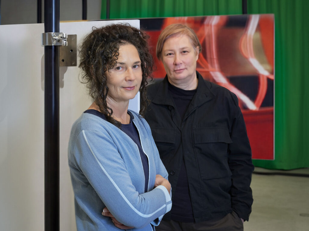 Silvia Höller und Dorit Margreiter Choy vor der Videoinstallation „Mirror Maze“