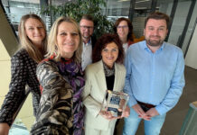 Generaldirektor-Stellvertreterin Eva Fugger (2. von links) und ihre Kollegen freuen sich über die Ehrung.