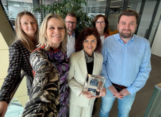 Generaldirektor-Stellvertreterin Eva Fugger (2. von links) und ihre Kollegen freuen sich über die Ehrung.