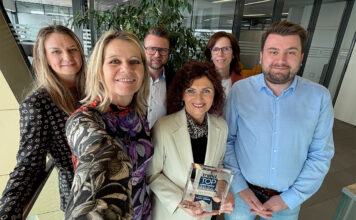 Generaldirektor-Stellvertreterin Eva Fugger (2. von links) und ihre Kollegen freuen sich über die Ehrung.