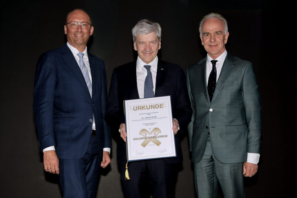 Reinhard Schwendtbauer und Aufsichtsratspräsident Volkmar Angermeier ehrten Johann Strobl