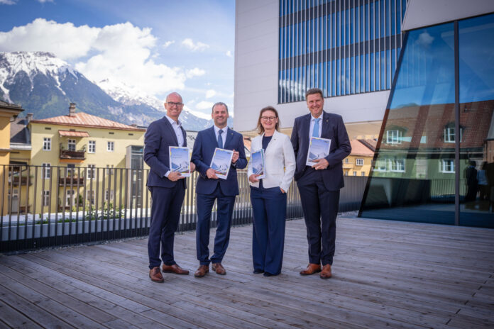 Aufsichtsratsvorsitzender Johannes Peter Bachler (2. von links) und die Vorstände Christof Splechtna, Gabriele Kinast und Thomas Wass präsentierten im RAIQA den Geschäftsbericht für das Jahr 2025.