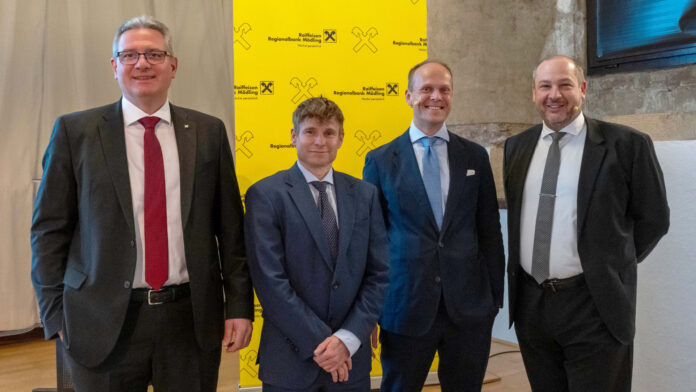 Geschäftsleiter Thomas Schantz, Gunter Deuber (Raiffeisen Research), Ronald-Peter Stöferle (Incrementum AG) und Private-Banking-Leiter Martin Hacksteiner