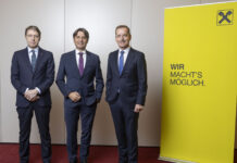 Georg Messner, Gert Spanz und Manfred Wilhelmer freuen sich über anhaltendes Wachstum im Kerngeschäft der Raiffeisen Bankengruppe Kärnten.