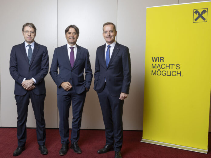 Georg Messner, Gert Spanz und Manfred Wilhelmer freuen sich über anhaltendes Wachstum im Kerngeschäft der Raiffeisen Bankengruppe Kärnten.