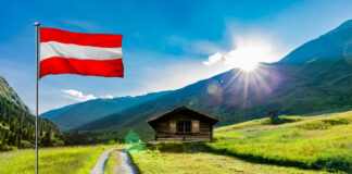 Wanderweg in den österreichischen Alpen mit einer Almhütte