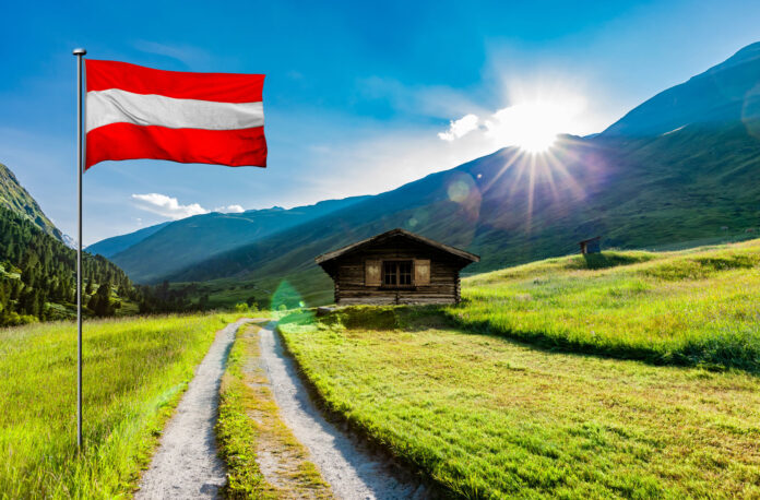 Wanderweg in den österreichischen Alpen mit einer Almhütte