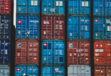Symbolbild Außenhandel: Gestapelte Transport-Container