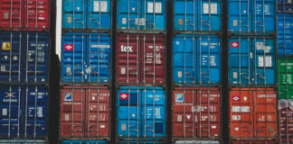 Symbolbild Außenhandel: Gestapelte Transport-Container