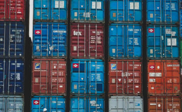 Symbolbild Außenhandel: Gestapelte Transport-Container