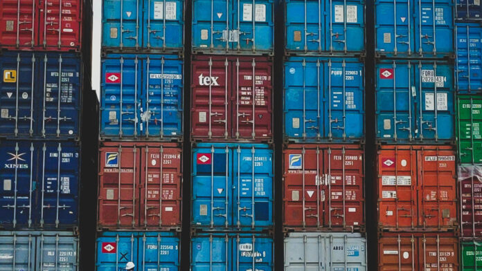 Symbolbild Außenhandel: Gestapelte Transport-Container