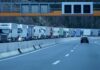 Blick auf die Autobahn, die Gegenfahrbahn mit Stau und in Fahrt/Blickrichtung alles frei, nur ein Auto