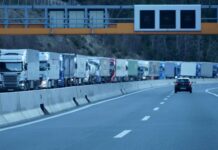 Krisenmodus hinterlässt Spuren Blick auf die Autobahn, die Gegenfahrbahn mit Stau und in Fahrt/Blickrichtung alles frei, nur ein Auto