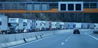 Blick auf die Autobahn, die Gegenfahrbahn mit Stau und in Fahrt/Blickrichtung alles frei, nur ein Auto