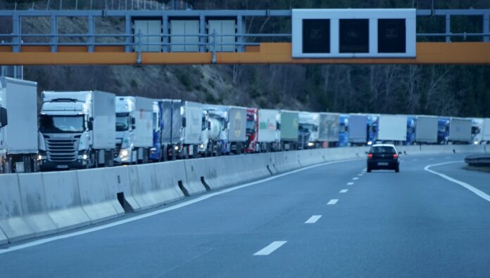Blick auf die Autobahn, die Gegenfahrbahn mit Stau und in Fahrt/Blickrichtung alles frei, nur ein Auto