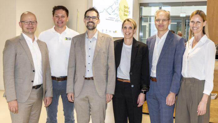 Bernhard Wimmer (RVS-Experte für Start-ups), Matthias Ramsauer (RevoWood), Michael Geretschläger, Anja Geretschläger (beide Feragen), Andreas Derndorfer und Sybille Maier-Ginther (Prokuristin Techno-Z)