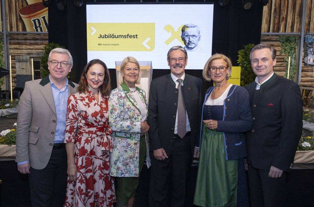 GD Raiffeisen NÖ-Wien Michael Höllerer, Obfrau RB Krems Doris Berger-Grabner, Verteidigungsministerin Klaudia Tanner, Generalanwalt Erwin Hameseder, NÖ Landeshauptfrau Johanna Mikl-Leitner und der design. GD Raiffeisen NÖ-Wien Martin Hauer