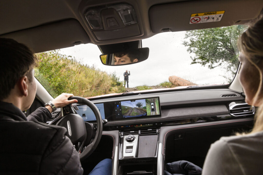 Blick von der Rückbank eines Autos nach vorne aus dr Windschutzscheibe
