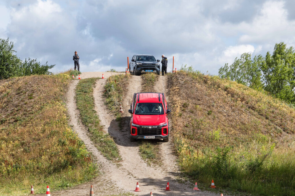 Zwei Autos fahren einen Hügel hinunter, offroad