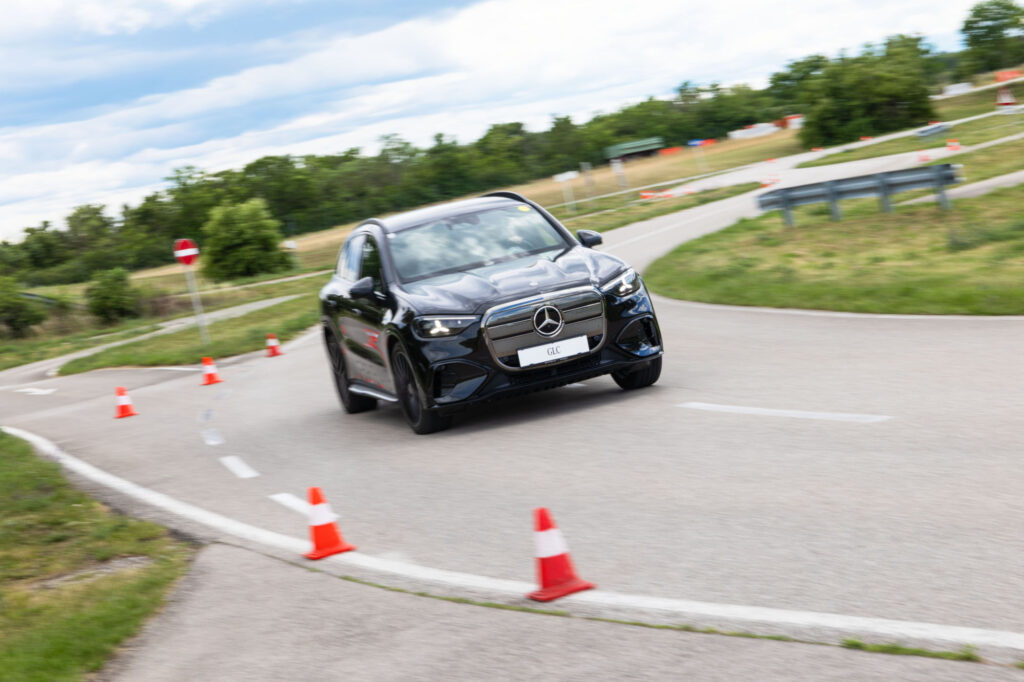 Ein schwarzes Auto auf der Teststrecke