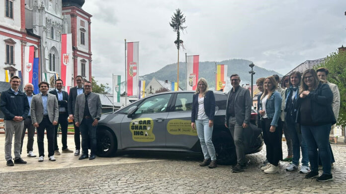 Die Verantwortlichen der Raiffeisenbank Mariazellerland und der beiden Kooperationsbetriebe präsentierten Anfang Mai den elektrischen VW ID.3, der als Carsharing-Auto zur Verfügung steht.