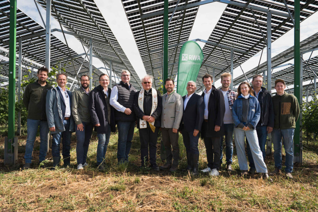 Mathias Schödl (Weingut Schödl), Klemens Neubauer, Sebastian Geer und Oliver Eisenhöld (alle RWA), Reinhard Zöchmann (Weinbauverband NÖ), Pfarrvikar Leszek Bednarczyk, Christoph Metzker (RWA), Elmar Schöberl (Bürgermeister Zistersdorf), LAbg. René Lobner, Hannes Schweighofer (Weingut Schweighofer) sowie Viktoria Schödl, Herbert Schödl und Leonhard Schödl (alle Weingut Schödl)