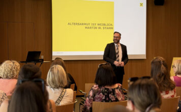 Martin W. Stamm bei seinem Vortrag