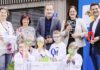 Für die Fachkräfte von morgen Bei der Übergabe im Kindergarten im Technologiepark Villach: Birgit Moser, Leiterin Kindergarten TPV, Gabriele Windhagauer, Pädagogische Leiterin Kindergarten und Horte Stadt Villach, Manfred Wilhelmer, Vorstandssprecher der RLB Kärnten, Sarah Katholnig, Vizebürgermeisterin Stadt Villach, und Wolfgang Pucher, Geschäftsführer der Jungen Industrie Kärnten