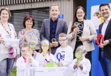 Bei der Übergabe im Kindergarten im Technologiepark Villach: Birgit Moser, Leiterin Kindergarten TPV, Gabriele Windhagauer, Pädagogische Leiterin Kindergarten und Horte Stadt Villach, Manfred Wilhelmer, Vorstandssprecher der RLB Kärnten, Sarah Katholnig, Vizebürgermeisterin Stadt Villach, und Wolfgang Pucher, Geschäftsführer der Jungen Industrie Kärnten