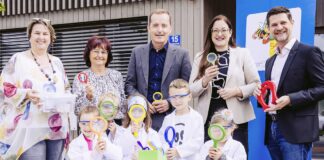 Bei der Übergabe im Kindergarten im Technologiepark Villach: Birgit Moser, Leiterin Kindergarten TPV, Gabriele Windhagauer, Pädagogische Leiterin Kindergarten und Horte Stadt Villach, Manfred Wilhelmer, Vorstandssprecher der RLB Kärnten, Sarah Katholnig, Vizebürgermeisterin Stadt Villach, und Wolfgang Pucher, Geschäftsführer der Jungen Industrie Kärnten
