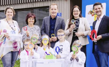 Bei der Übergabe im Kindergarten im Technologiepark Villach: Birgit Moser, Leiterin Kindergarten TPV, Gabriele Windhagauer, Pädagogische Leiterin Kindergarten und Horte Stadt Villach, Manfred Wilhelmer, Vorstandssprecher der RLB Kärnten, Sarah Katholnig, Vizebürgermeisterin Stadt Villach, und Wolfgang Pucher, Geschäftsführer der Jungen Industrie Kärnten