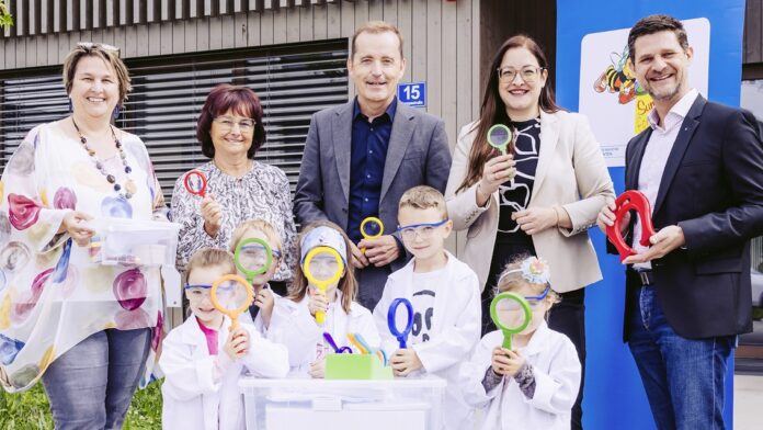 Bei der Übergabe im Kindergarten im Technologiepark Villach: Birgit Moser, Leiterin Kindergarten TPV, Gabriele Windhagauer, Pädagogische Leiterin Kindergarten und Horte Stadt Villach, Manfred Wilhelmer, Vorstandssprecher der RLB Kärnten, Sarah Katholnig, Vizebürgermeisterin Stadt Villach, und Wolfgang Pucher, Geschäftsführer der Jungen Industrie Kärnten