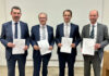 Die Vorstände beider Banken mit dem unterzeichneten Verschmelzungsvertrag: Andreas Hohensasser, Roland Hechenberger, Michael Hag und Michael Kammerer