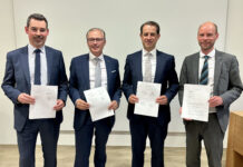 Wels: Grünes Licht für Verschmelzung Die Vorstände beider Banken mit dem unterzeichneten Verschmelzungsvertrag: Andreas Hohensasser, Roland Hechenberger, Michael Hag und Michael Kammerer