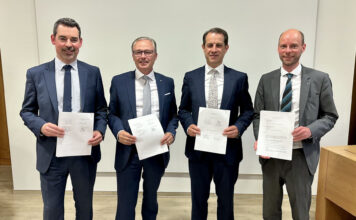 Wels: Grünes Licht für Verschmelzung Die Vorstände beider Banken mit dem unterzeichneten Verschmelzungsvertrag: Andreas Hohensasser, Roland Hechenberger, Michael Hag und Michael Kammerer