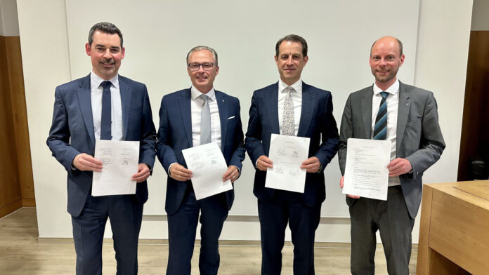 Die Vorstände beider Banken mit dem unterzeichneten Verschmelzungsvertrag: Andreas Hohensasser, Roland Hechenberger, Michael Hag und Michael Kammerer